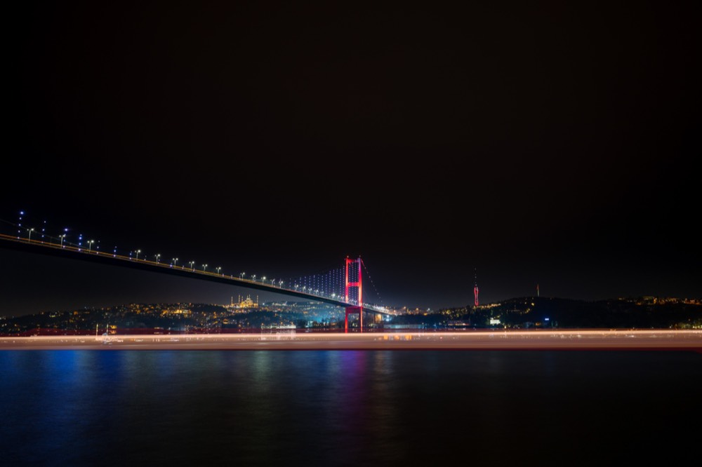 Bosporus-Brücke bei Nacht in Istanbul