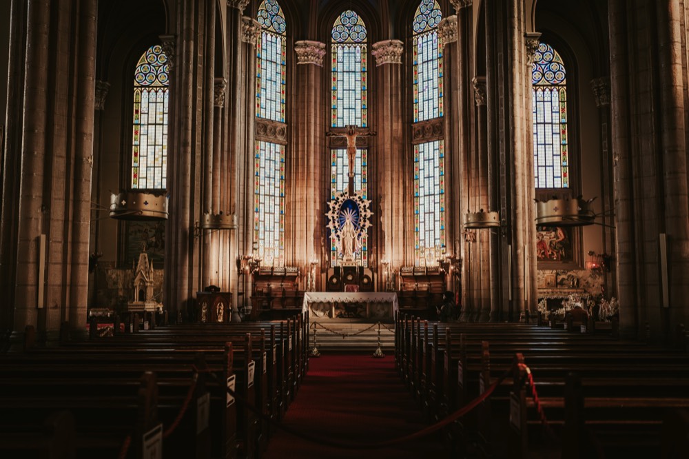 Innenraum einer gotischen Kathedrale mit Buntglasfenstern