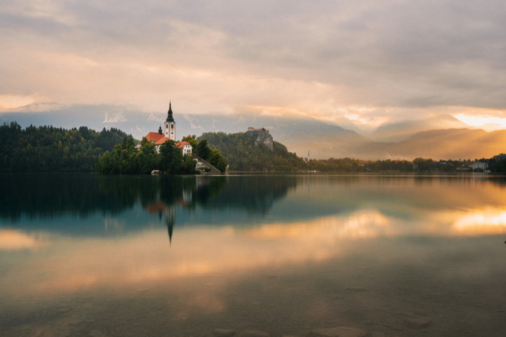 Bleder See mit Inselkirche bei Sonnenaufgang