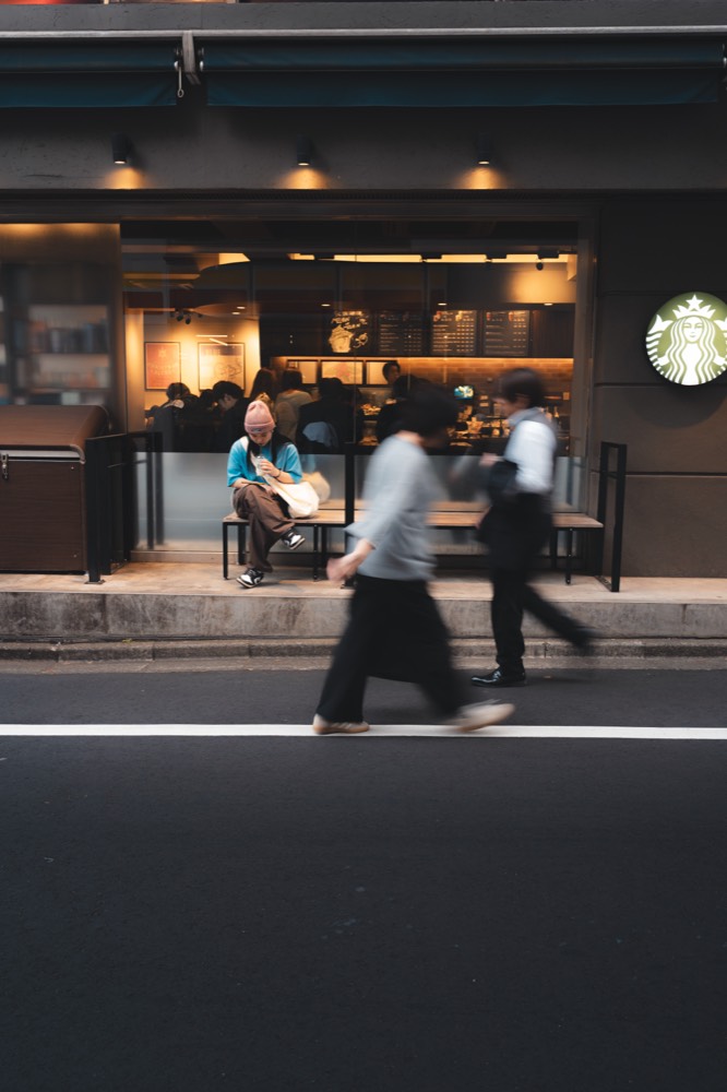 Café mit vorbeigehenden Passanten