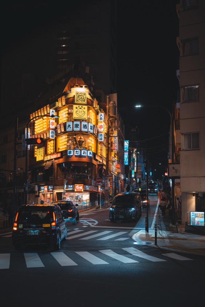 Beleuchtete Izakaya-Ecke bei Nacht