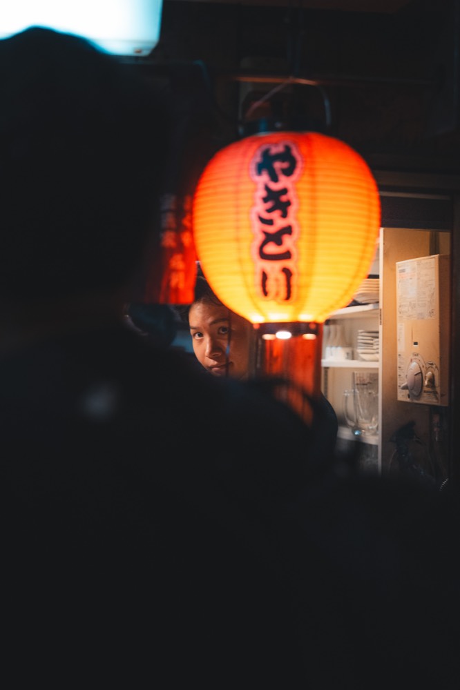 Rote Yakitori-Laterne in einer Gasse